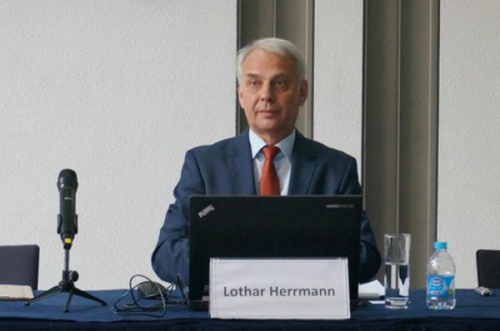 西门子()有限公司裁兼CEO赫尔曼(Lothar Herrmann)