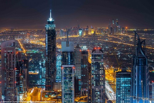 迪拜大楼云雾笼罩 人间仙境美轮美奂|居外网