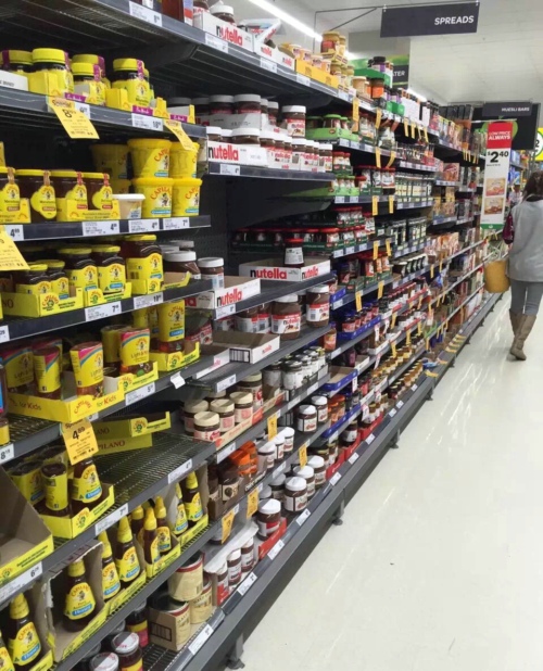 随着海外代购潮火热难退，澳大利亚的中国留学生们通过代购周入上万人民币。