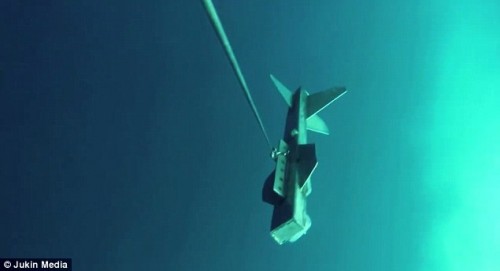 大白鲨袭击无人机 发觉非食物便游走-热点|居外