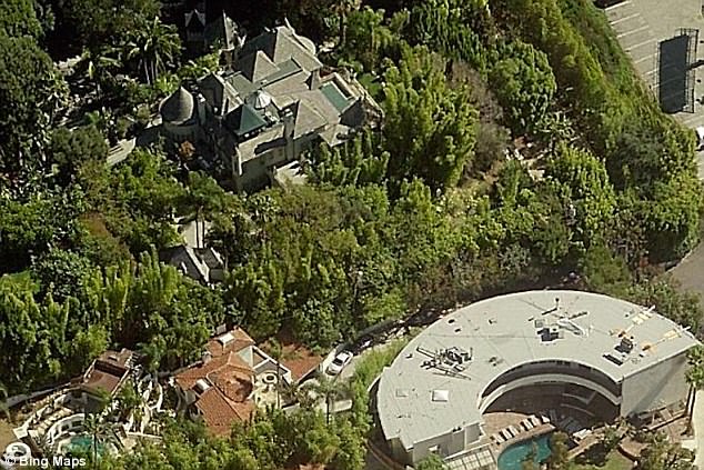 《加勒比海盗》主角也有4套相邻的房子,以及一个建在城堡式豪宅旁边的录音棚(右下)