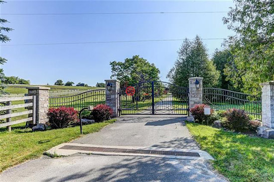 这块独特而漂亮的土地位于铸铁大门的后方,土地上包含一个名为"luso