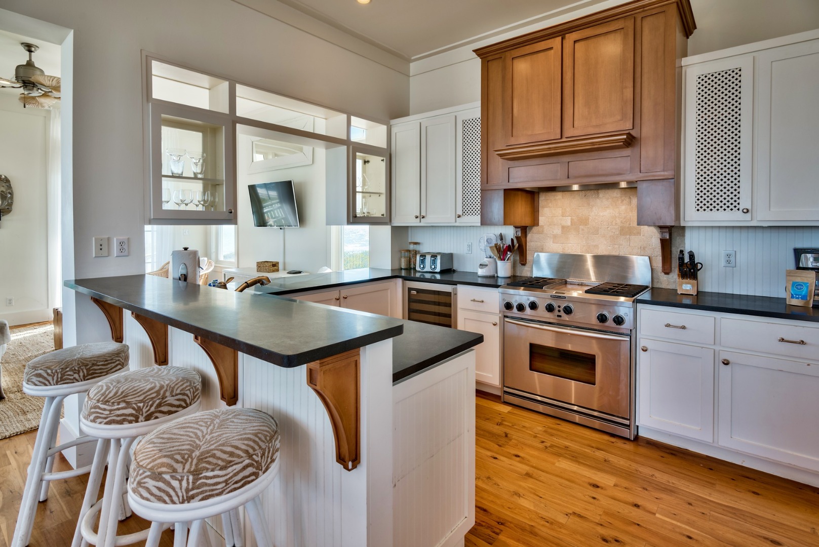 厨师级的厨房和用餐区,提供完美的家庭聚会和娱乐活动