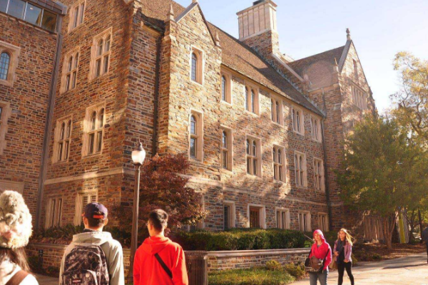 在美国读研一年30万够吗