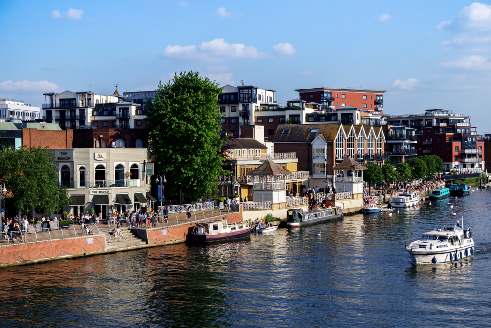 Hong Kong immigrants move to London